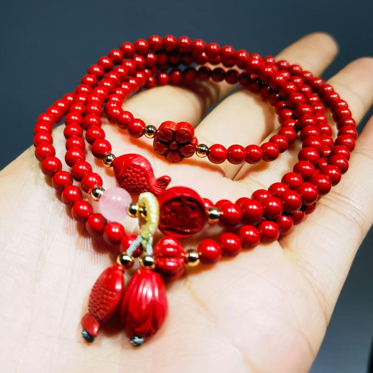 超高含量朱砂原矿帝王砂佛珠手串女款颗颗精选原矿帝王砂0.4cm红砂搭配年年有余、招财进宝平安扣，莲花等配饰，隔珠为14K金！可绕手腕四圈！清新素雅温婉简约！
克重：29.3
