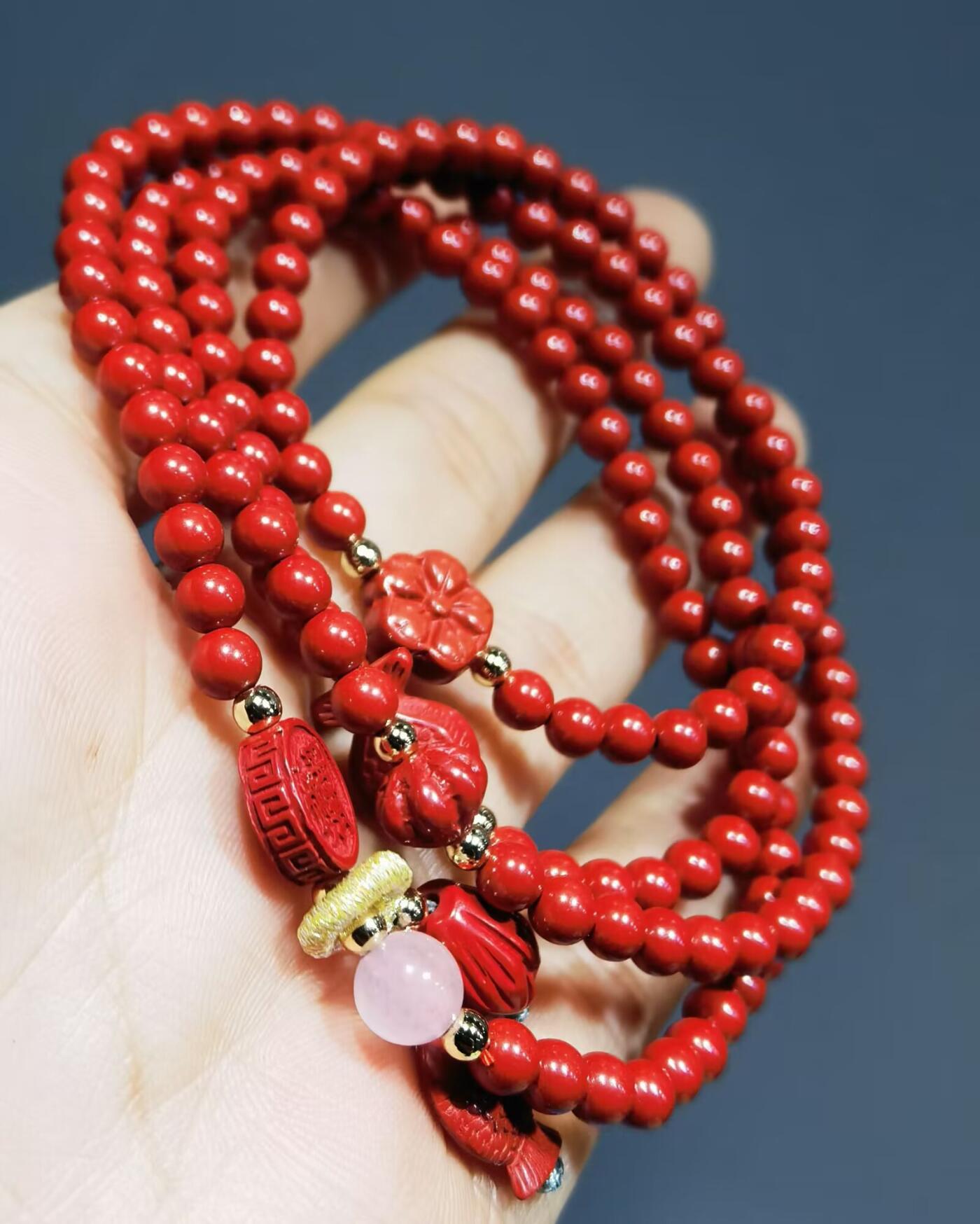 超高含量朱砂原矿帝王砂佛珠手串女款颗颗精选原矿帝王砂0.4cm红砂搭配年年有余、招财进宝平安扣，莲花等配饰，隔珠为14K金！可绕手腕四圈！清新素雅温婉简约！
克重：29.3

