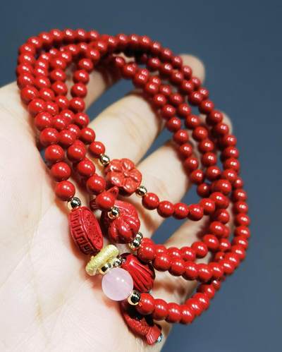 超高含量朱砂原矿帝王砂佛珠手串女款颗颗精选原矿帝王砂0.4cm红砂搭配年年有余、招财进宝平安扣，莲花等配饰，隔珠为14K金！可绕手腕四圈！清新素雅温婉简约！
克重：29.3
