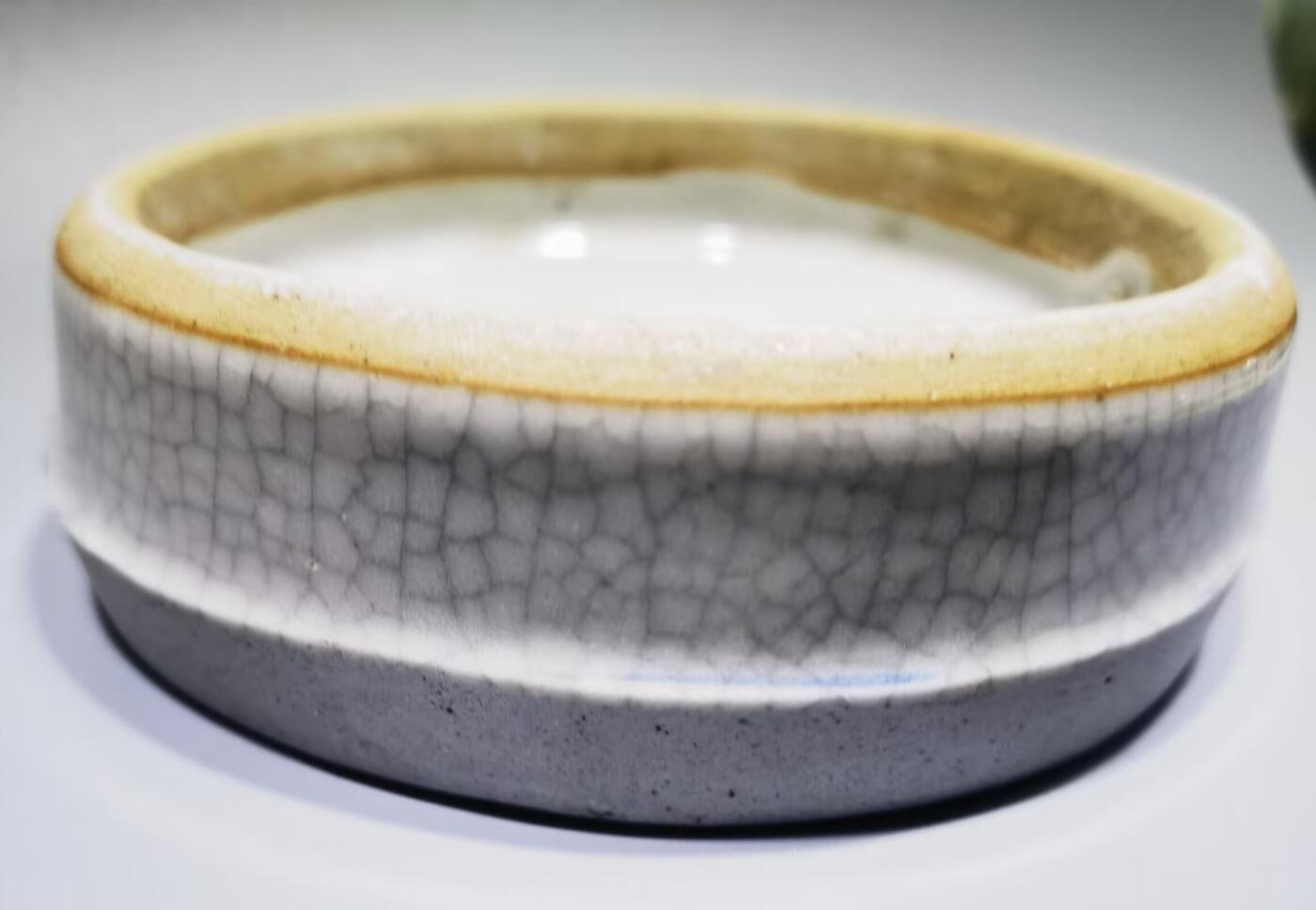 清雍正哥釉瓷片切割烟灰缸水洗哥釉瓷片切割，品相如图所示！包老到代！可做烟灰缸、水洗等！尺寸：直径11.3cm*3.1 cm
