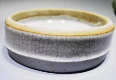 清雍正哥釉瓷片切割烟灰缸水洗哥釉瓷片切割，品相如图所示！包老到代！可做烟灰缸、水洗等！尺寸：直径11.3cm*3.1 cm
