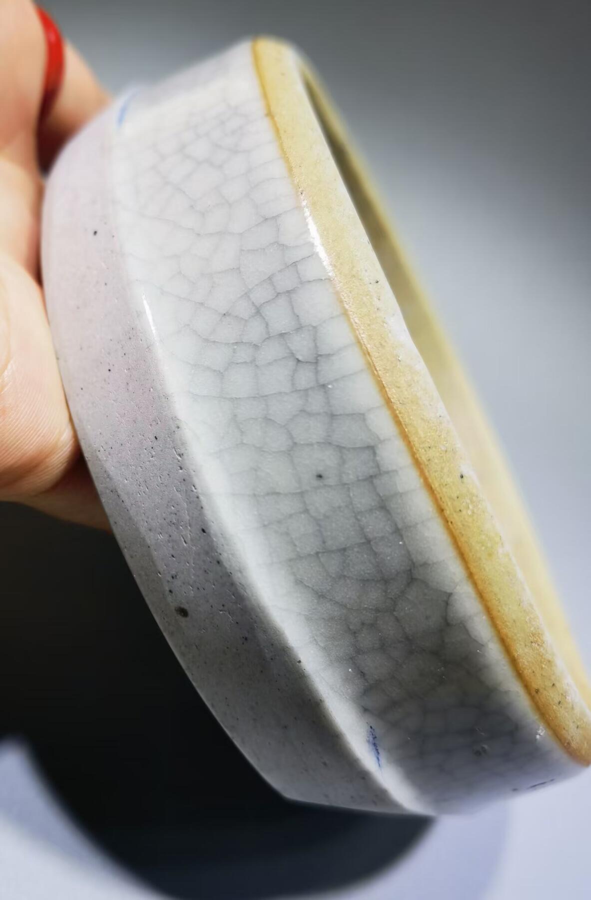 清雍正哥釉瓷片切割烟灰缸水洗哥釉瓷片切割，品相如图所示！包老到代！可做烟灰缸、水洗等！尺寸：直径11.3cm*3.1 cm
