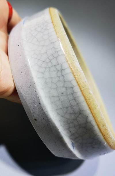 清雍正哥釉瓷片切割烟灰缸水洗哥釉瓷片切割，品相如图所示！包老到代！可做烟灰缸、水洗等！尺寸：直径11.3cm*3.1 cm
