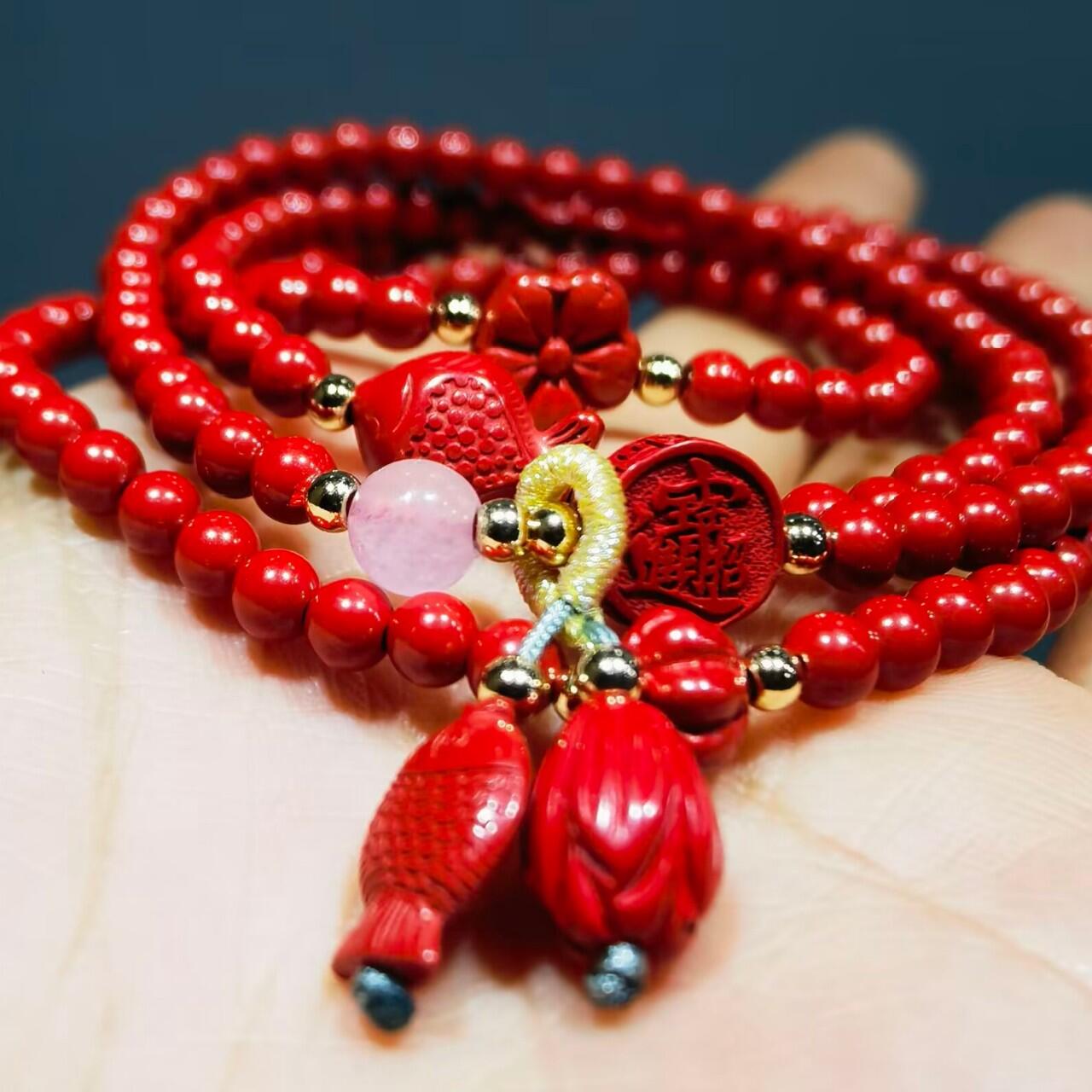 超高含量朱砂原矿帝王砂佛珠手串女款颗颗精选原矿帝王砂0.4cm红砂搭配年年有余、招财进宝平安扣，莲花等配饰，隔珠为14K金！可绕手腕四圈！清新素雅温婉简约！
克重：29.3
