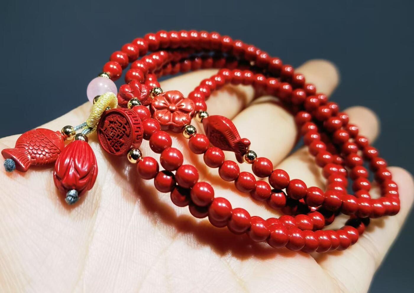 超高含量朱砂原矿帝王砂佛珠手串女款颗颗精选原矿帝王砂0.4cm红砂搭配年年有余、招财进宝平安扣，莲花等配饰，隔珠为14K金！可绕手腕四圈！清新素雅温婉简约！
克重：29.3
