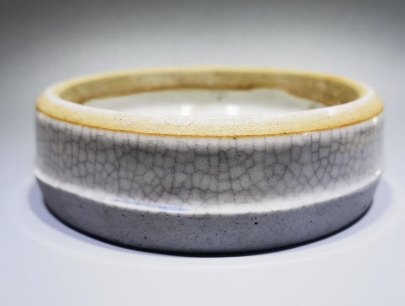 清雍正哥釉瓷片切割烟灰缸水洗哥釉瓷片切割，品相如图所示！包老到代！可做烟灰缸、水洗等！尺寸：直径11.3cm*3.1 cm
