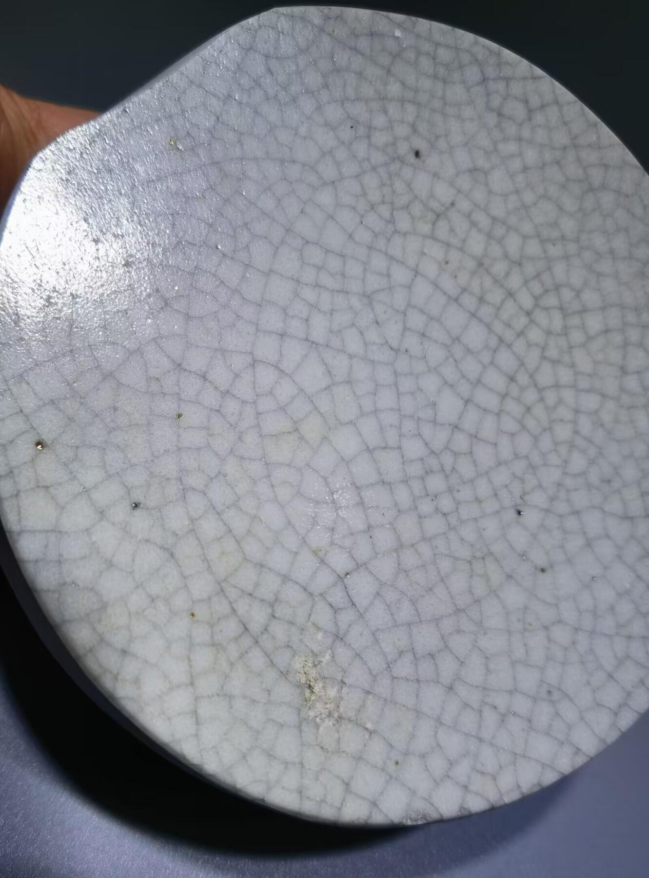 清雍正哥釉瓷片切割烟灰缸水洗哥釉瓷片切割，品相如图所示！包老到代！可做烟灰缸、水洗等！尺寸：直径11.3cm*3.1 cm
