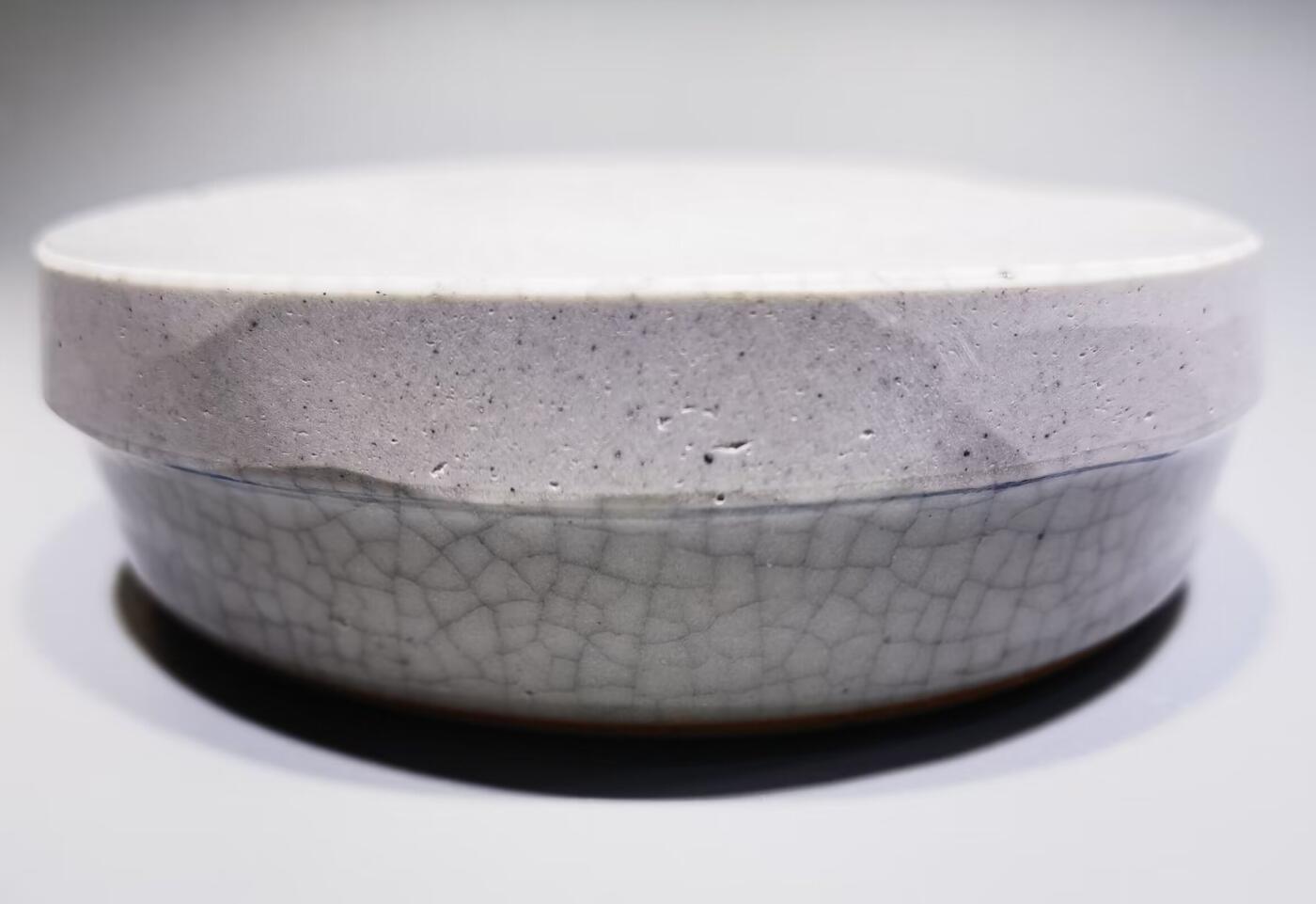 清雍正哥釉瓷片切割烟灰缸水洗哥釉瓷片切割，品相如图所示！包老到代！可做烟灰缸、水洗等！尺寸：直径11.3cm*3.1 cm
