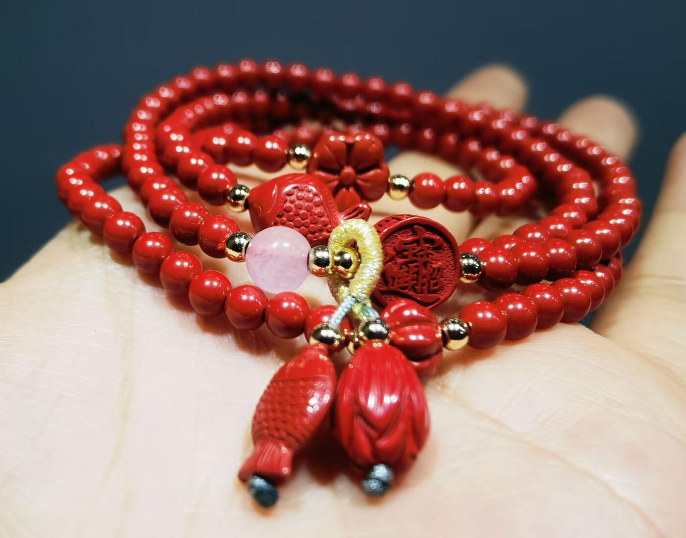 超高含量朱砂原矿帝王砂佛珠手串女款颗颗精选原矿帝王砂0.4cm红砂搭配年年有余、招财进宝平安扣，莲花等配饰，隔珠为14K金！可绕手腕四圈！清新素雅温婉简约！
克重：29.3
