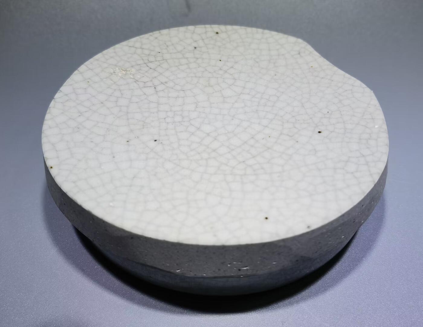 清雍正哥釉瓷片切割烟灰缸水洗哥釉瓷片切割，品相如图所示！包老到代！可做烟灰缸、水洗等！尺寸：直径11.3cm*3.1 cm
