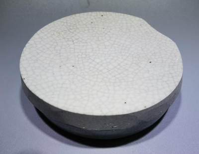 清雍正哥釉瓷片切割烟灰缸水洗哥釉瓷片切割，品相如图所示！包老到代！可做烟灰缸、水洗等！尺寸：直径11.3cm*3.1 cm
