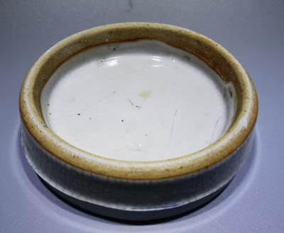 清雍正哥釉瓷片切割烟灰缸水洗哥釉瓷片切割，品相如图所示！包老到代！可做烟灰缸、水洗等！尺寸：直径11.3cm*3.1 cm
