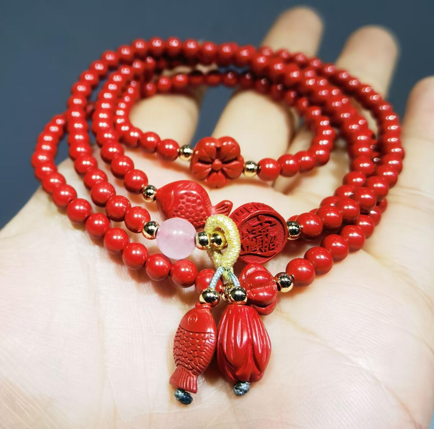 超高含量朱砂原矿帝王砂佛珠手串女款颗颗精选原矿帝王砂0.4cm红砂搭配年年有余、招财进宝平安扣，莲花等配饰，隔珠为14K金！可绕手腕四圈！清新素雅温婉简约！
克重：29.3
