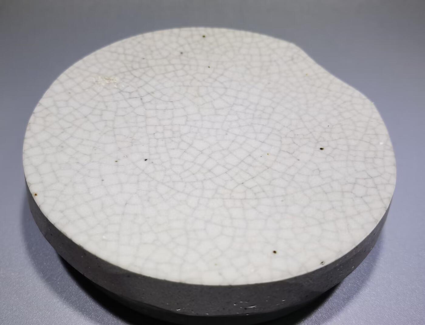 清雍正哥釉瓷片切割烟灰缸水洗哥釉瓷片切割，品相如图所示！包老到代！可做烟灰缸、水洗等！尺寸：直径11.3cm*3.1 cm
