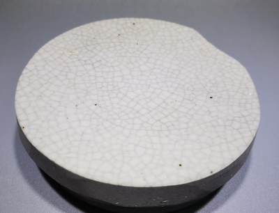 清雍正哥釉瓷片切割烟灰缸水洗哥釉瓷片切割，品相如图所示！包老到代！可做烟灰缸、水洗等！尺寸：直径11.3cm*3.1 cm
