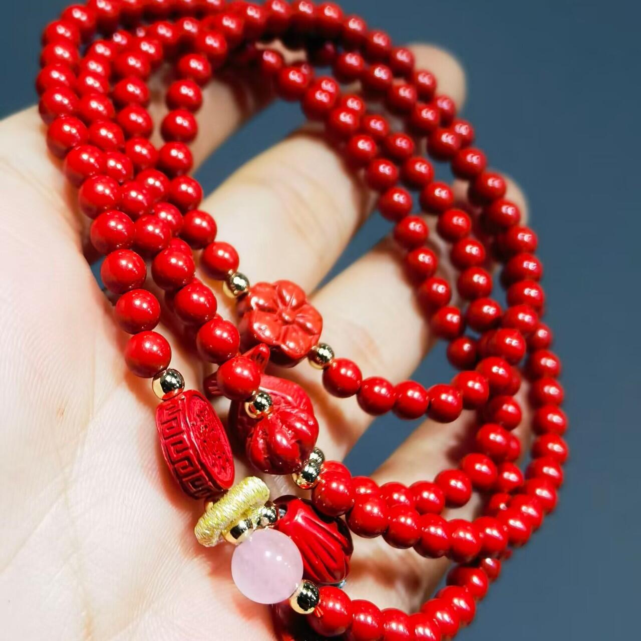 超高含量朱砂原矿帝王砂佛珠手串女款颗颗精选原矿帝王砂0.4cm红砂搭配年年有余、招财进宝平安扣，莲花等配饰，隔珠为14K金！可绕手腕四圈！清新素雅温婉简约！
克重：29.3
