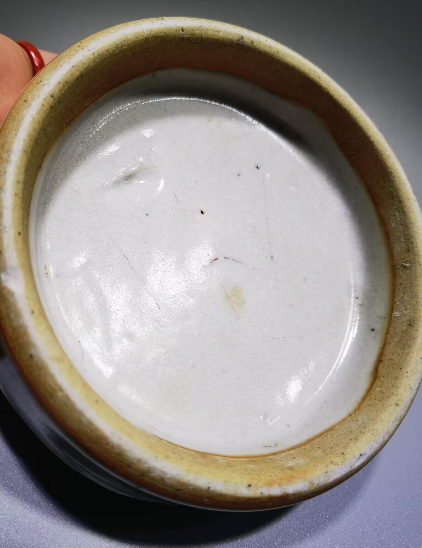 清雍正哥釉瓷片切割烟灰缸水洗哥釉瓷片切割，品相如图所示！包老到代！可做烟灰缸、水洗等！尺寸：直径11.3cm*3.1 cm
