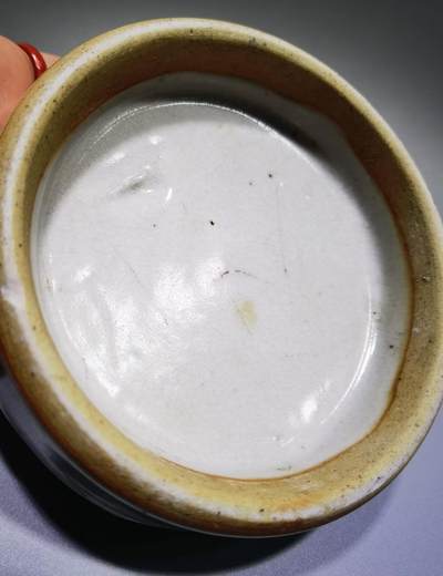 清雍正哥釉瓷片切割烟灰缸水洗哥釉瓷片切割，品相如图所示！包老到代！可做烟灰缸、水洗等！尺寸：直径11.3cm*3.1 cm
