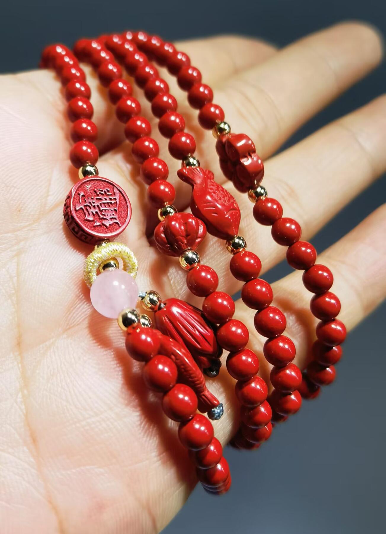 超高含量朱砂原矿帝王砂佛珠手串女款颗颗精选原矿帝王砂0.4cm红砂搭配年年有余、招财进宝平安扣，莲花等配饰，隔珠为14K金！可绕手腕四圈！清新素雅温婉简约！
克重：29.3

