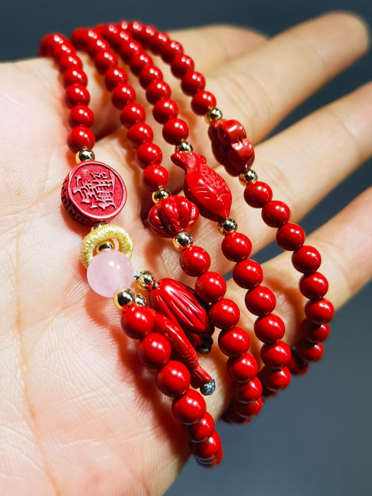 超高含量朱砂原矿帝王砂佛珠手串女款颗颗精选原矿帝王砂0.4cm红砂搭配年年有余、招财进宝平安扣，莲花等配饰，隔珠为14K金！可绕手腕四圈！清新素雅温婉简约！
克重：29.3
