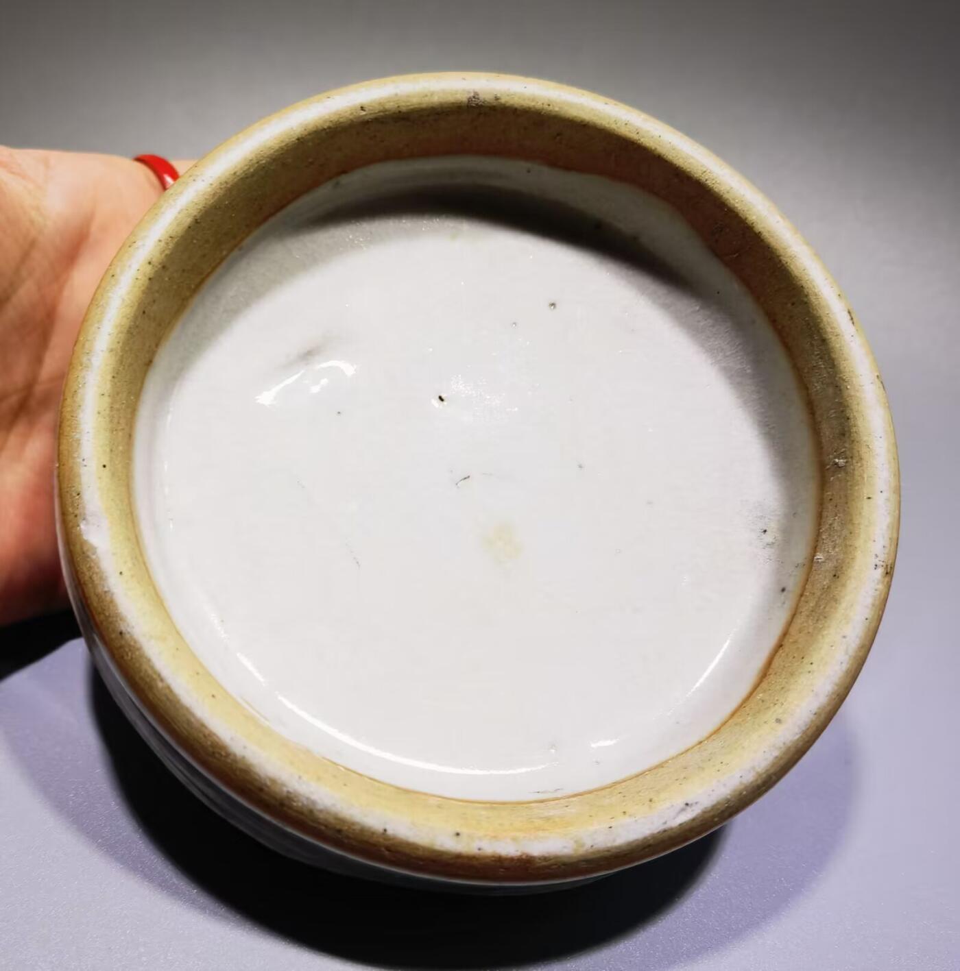 清雍正哥釉瓷片切割烟灰缸水洗哥釉瓷片切割，品相如图所示！包老到代！可做烟灰缸、水洗等！尺寸：直径11.3cm*3.1 cm
