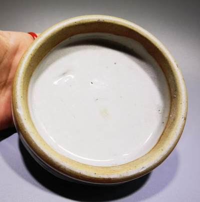 清雍正哥釉瓷片切割烟灰缸水洗哥釉瓷片切割，品相如图所示！包老到代！可做烟灰缸、水洗等！尺寸：直径11.3cm*3.1 cm
