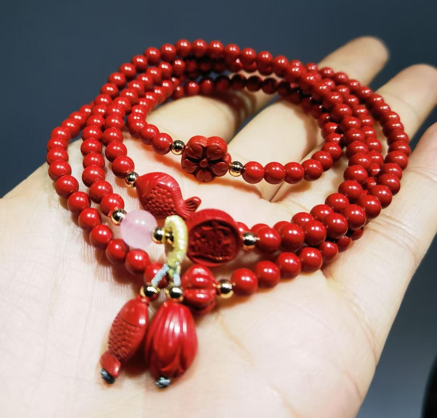 超高含量朱砂原矿帝王砂佛珠手串女款颗颗精选原矿帝王砂0.4cm红砂搭配年年有余、招财进宝平安扣，莲花等配饰，隔珠为14K金！可绕手腕四圈！清新素雅温婉简约！
克重：29.3
