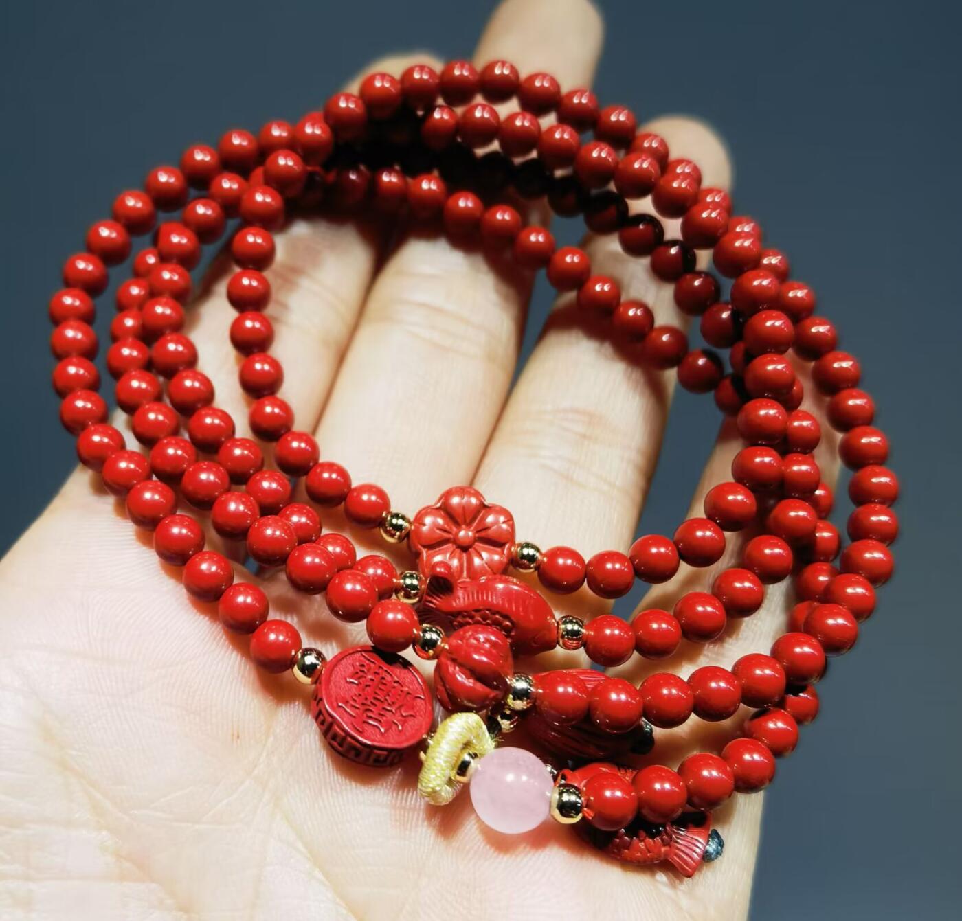 超高含量朱砂原矿帝王砂佛珠手串女款颗颗精选原矿帝王砂0.4cm红砂搭配年年有余、招财进宝平安扣，莲花等配饰，隔珠为14K金！可绕手腕四圈！清新素雅温婉简约！
克重：29.3
