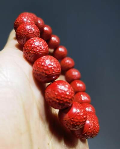 高含量原矿帝王砂钻石面手串佛珠男女款，清新素雅，纯度高磁场大，金属光泽感强。
尺寸：1.0cm
克重：55.3
​