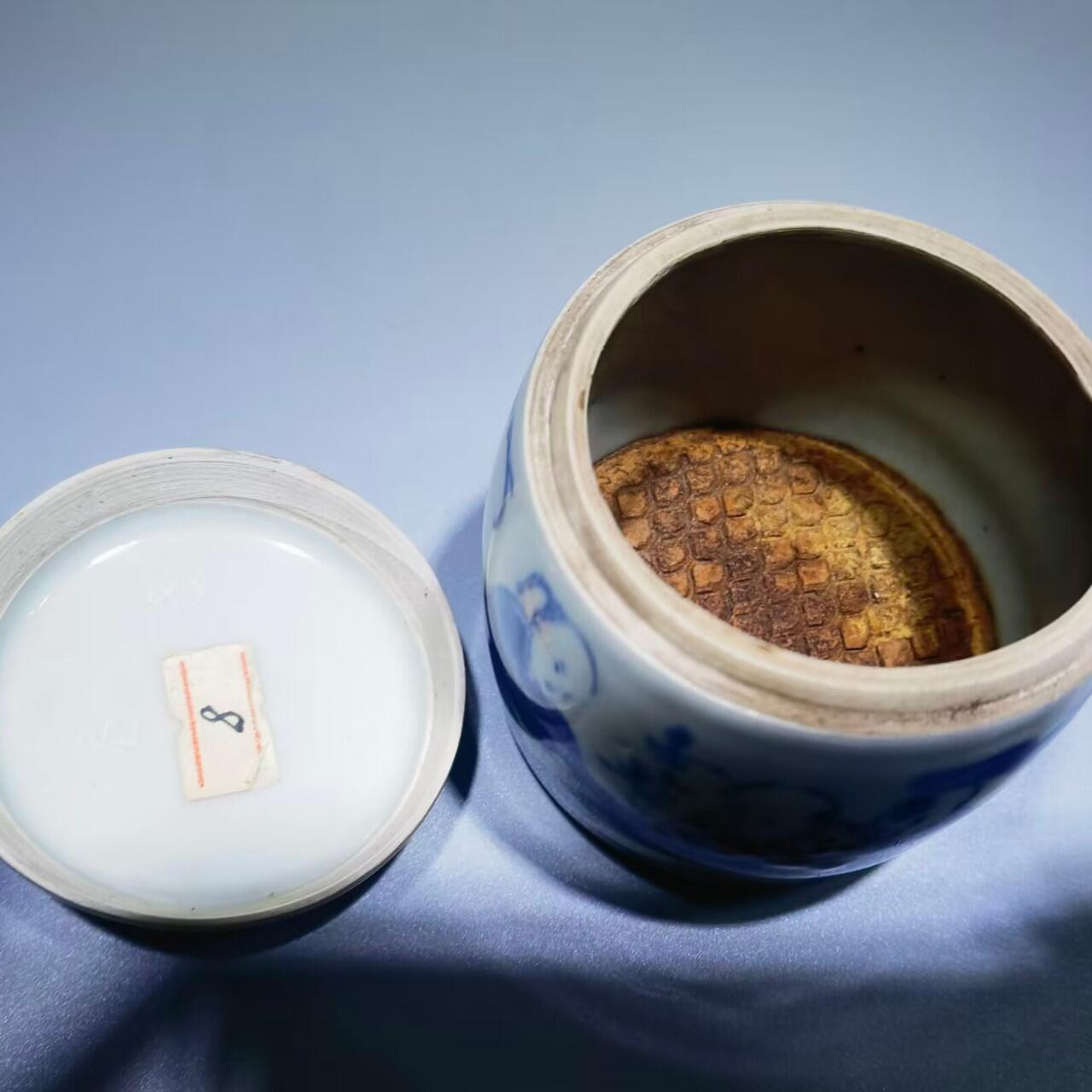 旧藏青花釉里红童趣斗蟋蟀蛐蛐罐全品品相如图所示。尺寸：6.8cm*6.6cm