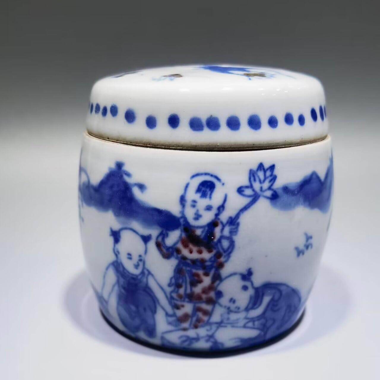 旧藏青花釉里红童趣斗蟋蟀蛐蛐罐全品品相如图所示。尺寸：6.8cm*6.6cm