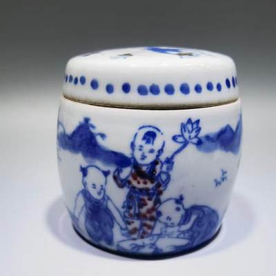 旧藏青花釉里红童趣斗蟋蟀蛐蛐罐全品品相如图所示。尺寸：6.8cm*6.6cm