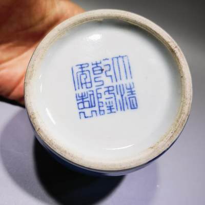 旧藏青花釉里红童趣斗蟋蟀蛐蛐罐全品品相如图所示。尺寸：6.8cm*6.6cm