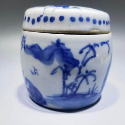 旧藏青花釉里红童趣斗蟋蟀蛐蛐罐全品品相如图所示。尺寸：6.8cm*6.6cm