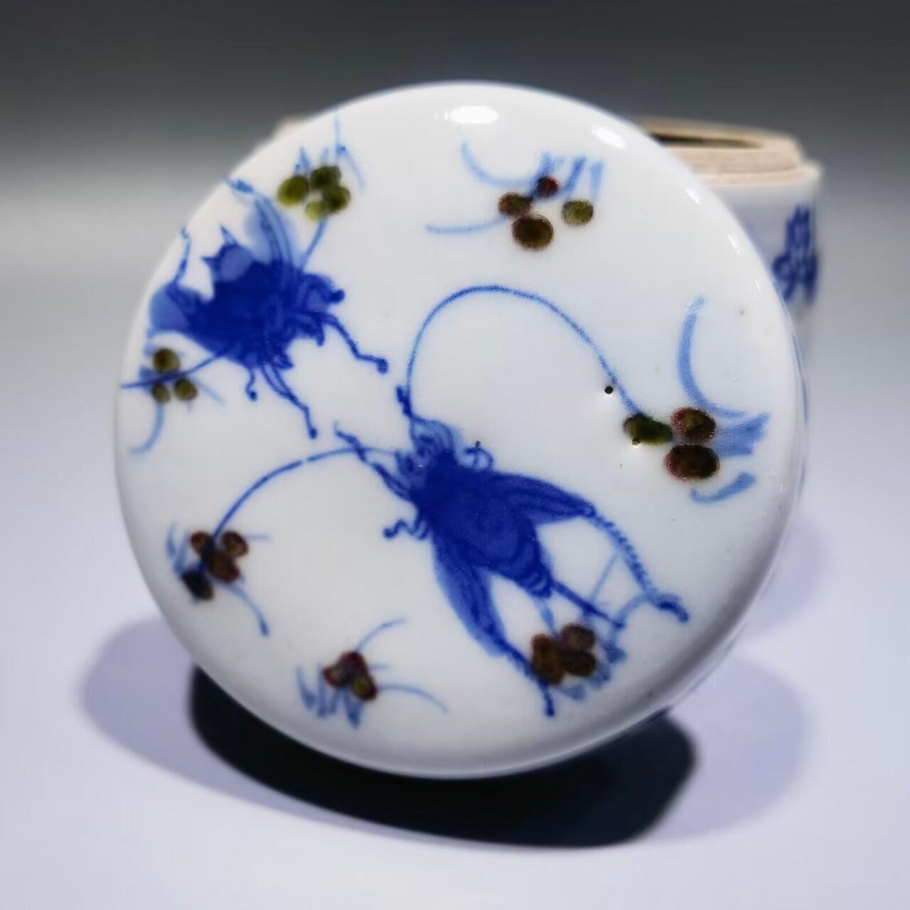 旧藏青花釉里红童趣斗蟋蟀蛐蛐罐全品品相如图所示。尺寸：6.8cm*6.6cm