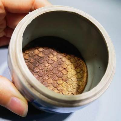 旧藏青花釉里红童趣斗蟋蟀蛐蛐罐全品品相如图所示。尺寸：6.8cm*6.6cm