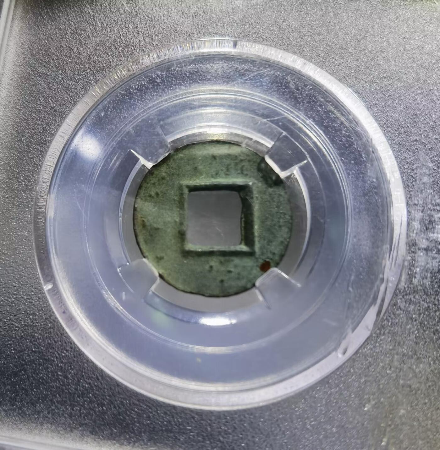 大泉在握大泉五十货泉新莽：AD14
全品品相如图所示包老！尺寸：2.7cm* 1.9cm       