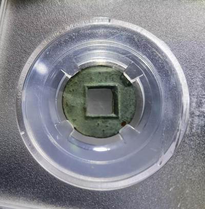 大泉在握大泉五十货泉新莽：AD14
全品品相如图所示包老！尺寸：2.7cm* 1.9cm       