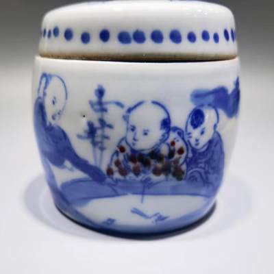 旧藏青花釉里红童趣斗蟋蟀蛐蛐罐全品品相如图所示。尺寸：6.8cm*6.6cm