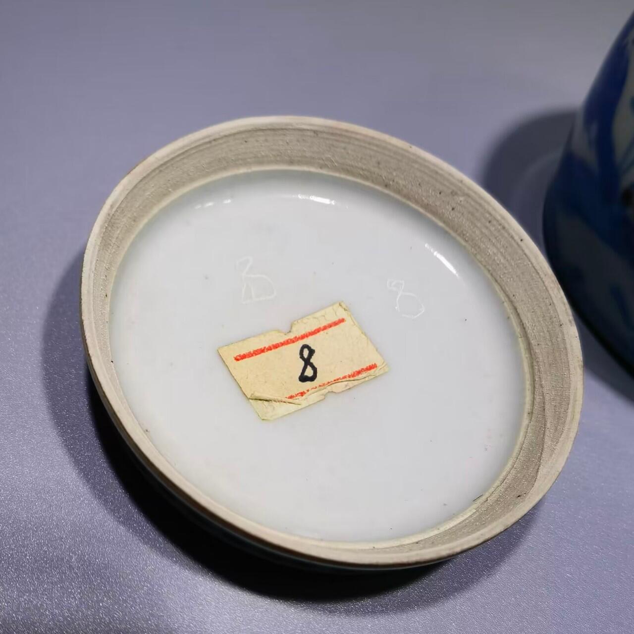 旧藏青花釉里红童趣斗蟋蟀蛐蛐罐全品品相如图所示。尺寸：6.8cm*6.6cm