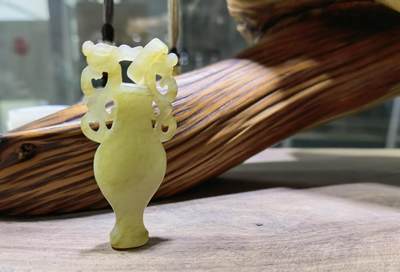 旧藏和田玉宝瓶吊坠挂件男女款精雕细刻可见岁月包浆，挂环一体雕刻。