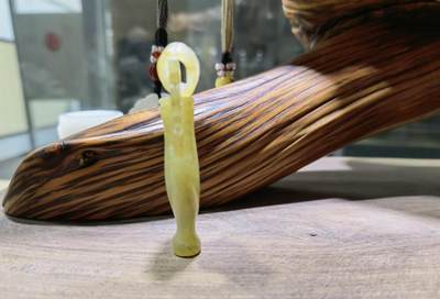 旧藏和田玉宝瓶吊坠挂件男女款精雕细刻可见岁月包浆，挂环一体雕刻。