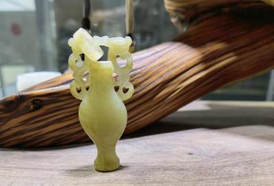 旧藏和田玉宝瓶吊坠挂件男女款精雕细刻可见岁月包浆，挂环一体雕刻。