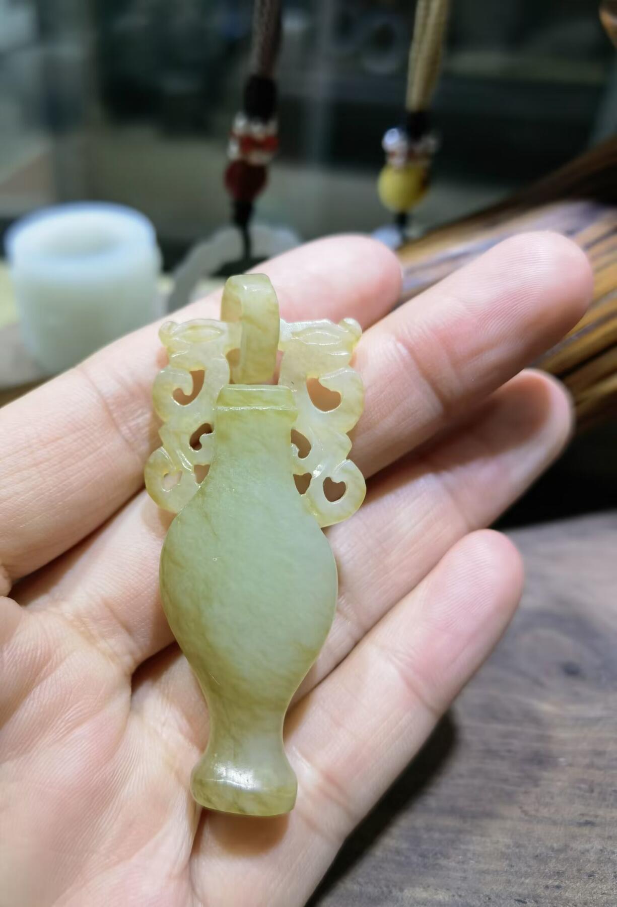 旧藏和田玉宝瓶吊坠挂件男女款精雕细刻可见岁月包浆，挂环一体雕刻。