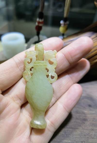 旧藏和田玉宝瓶吊坠挂件男女款精雕细刻可见岁月包浆，挂环一体雕刻。