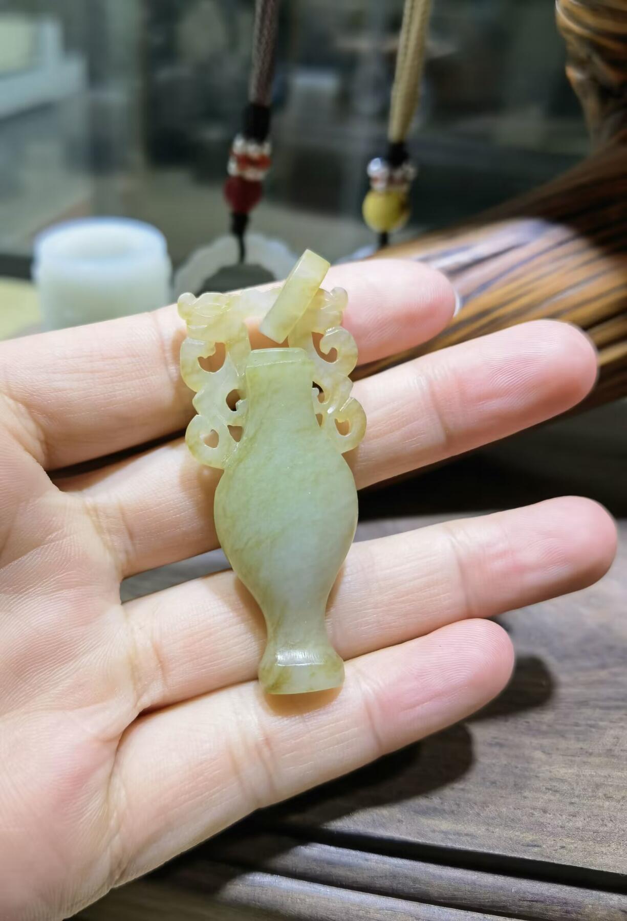 旧藏和田玉宝瓶吊坠挂件男女款精雕细刻可见岁月包浆，挂环一体雕刻。