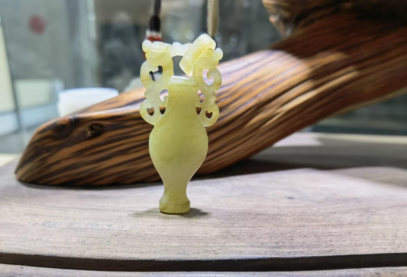 旧藏和田玉宝瓶吊坠挂件男女款精雕细刻可见岁月包浆，挂环一体雕刻。