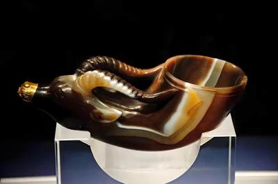 玛瑙国宝—镶金兽首玛瑙杯