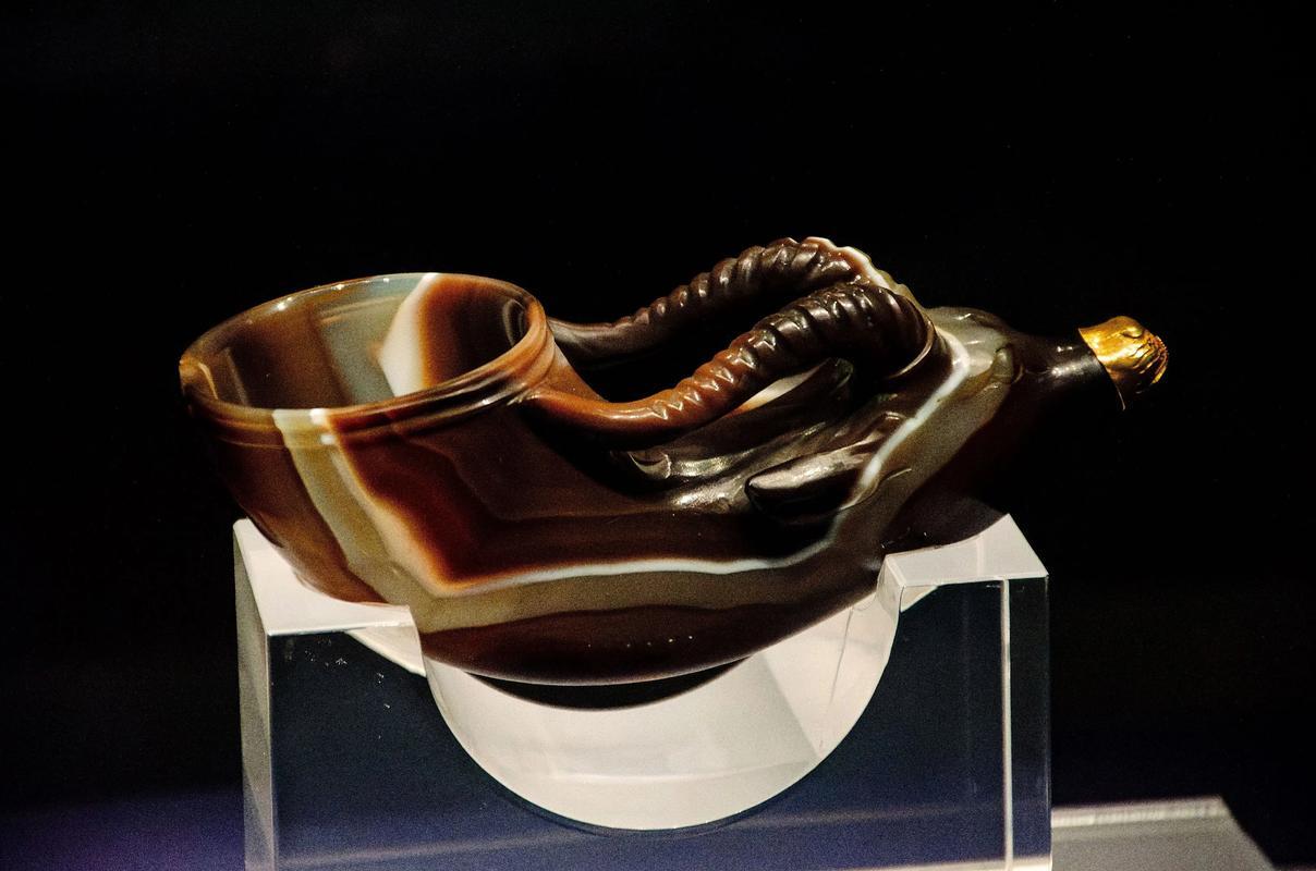 玛瑙国宝—镶金兽首玛瑙杯