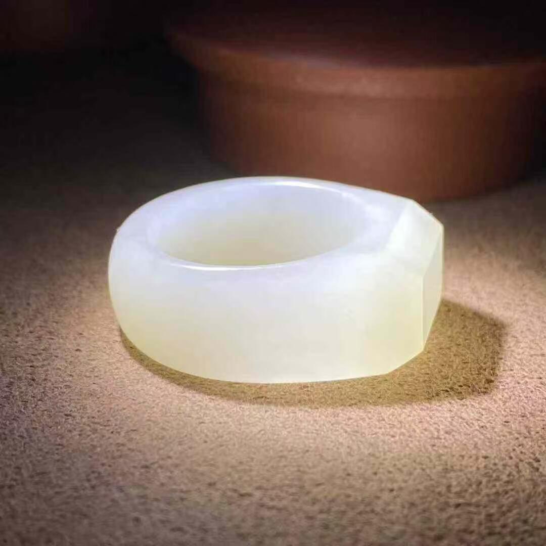 一级白新疆和田玉作品，戒指，8.98g，内径20mm，白度一级，油性出色，脂粉感十足，微结构，上手精美，超值！国家级工美大师陈华作品，有证书全套包装！不包邮！23071JL201110